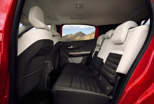 Flexible Seating for Up to 7 Passengers